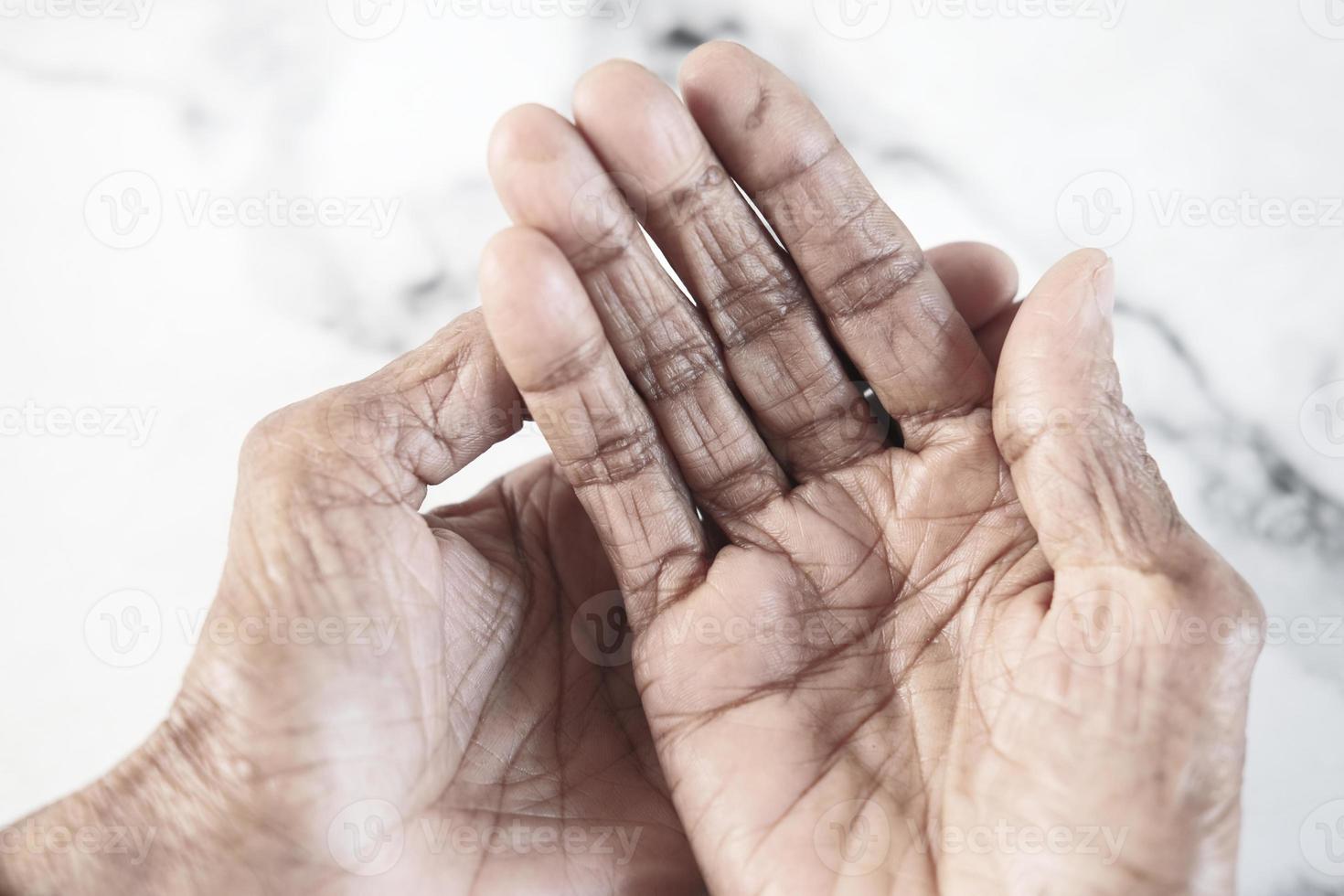 stretta di mano di una persona anziana foto