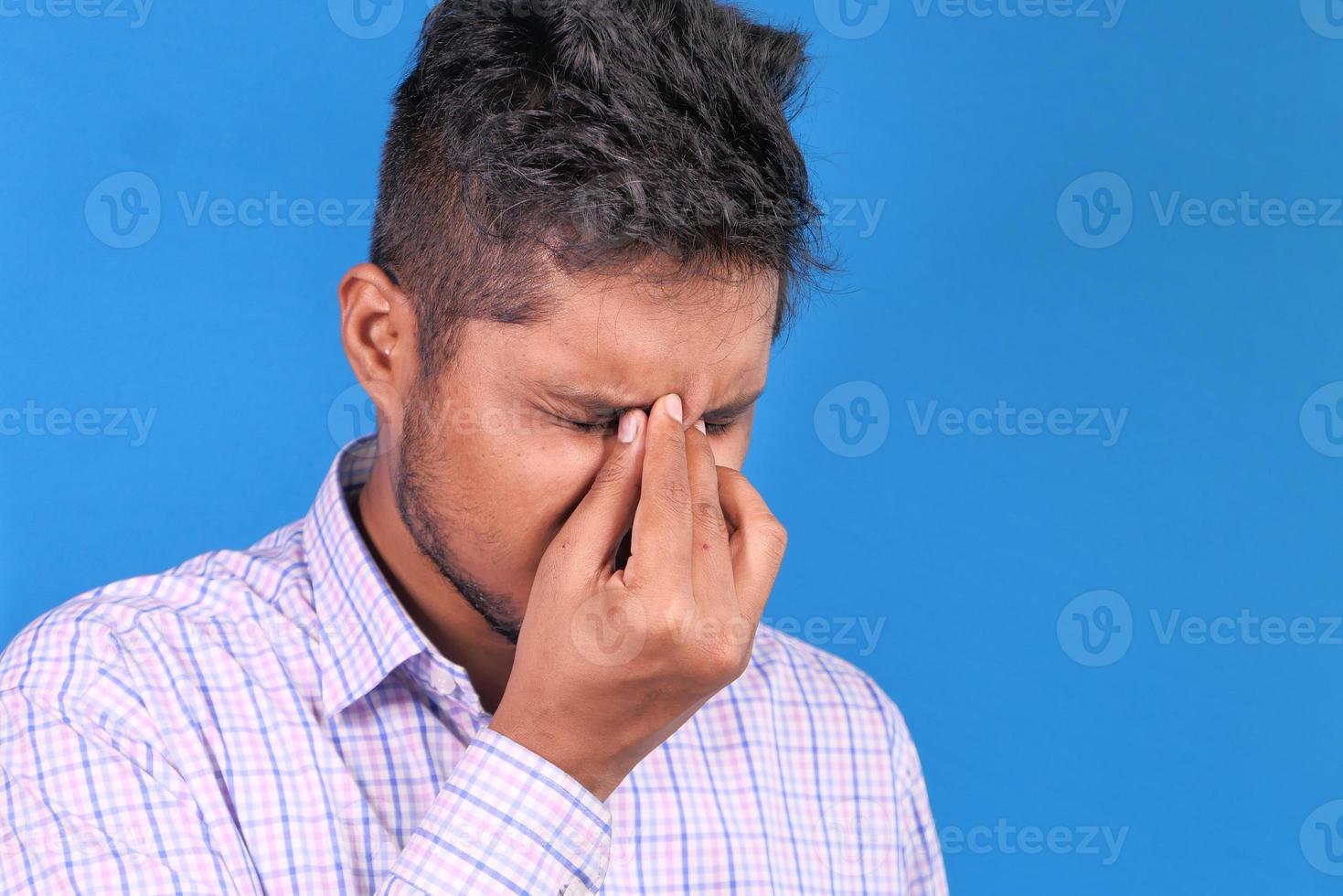 primo piano dell'uomo con la faccia nelle mani foto