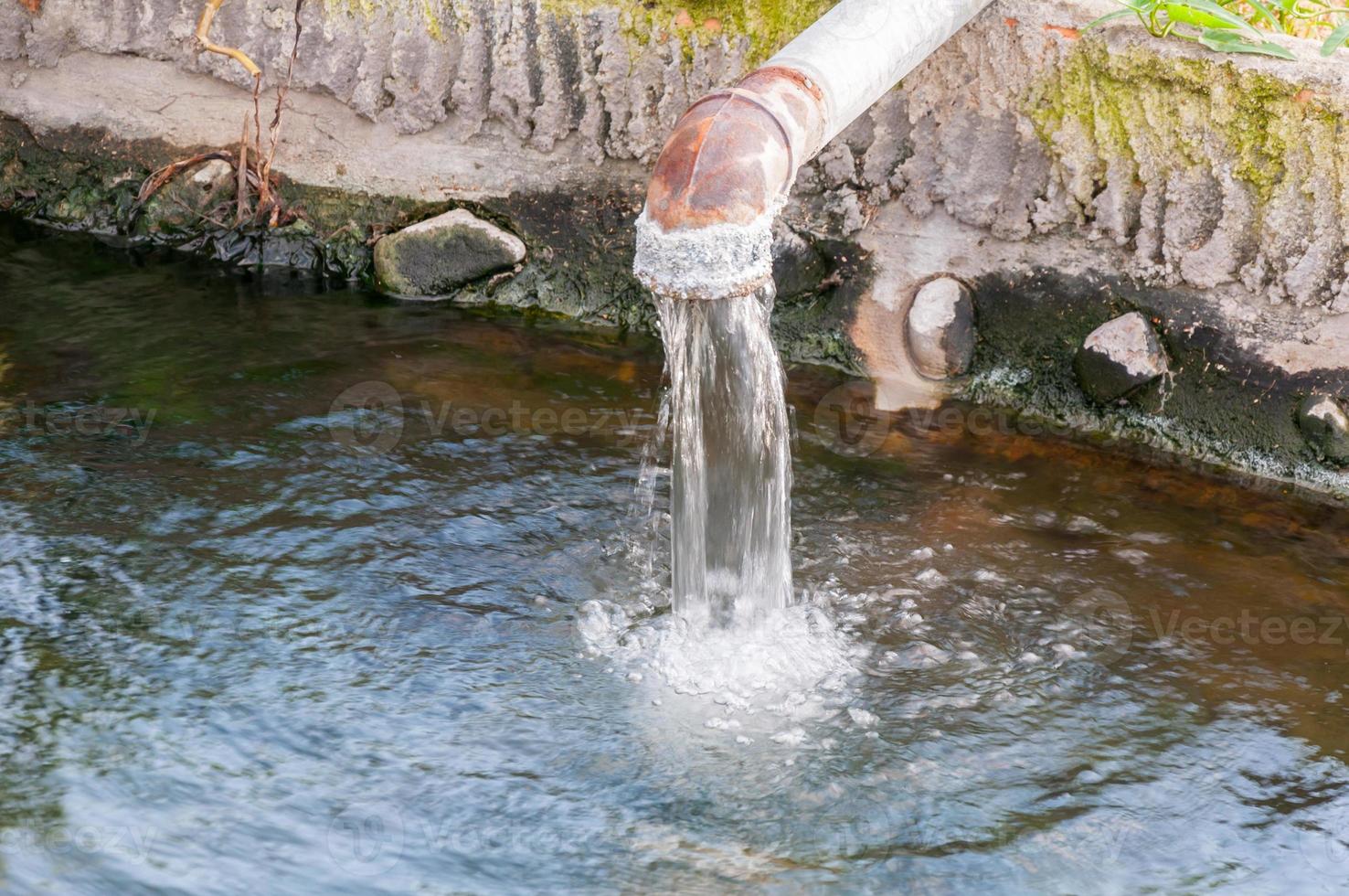 rifiuto tubo o drenaggio inquinanti ambiente, scarico acqua, permetti per drain in il canale foto