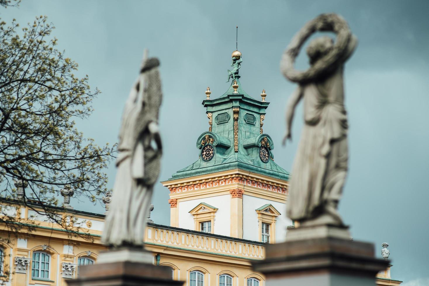 varsavia, polonia 2017- vecchio palazzo antico a varsavia wilanow, con architettura del parco foto