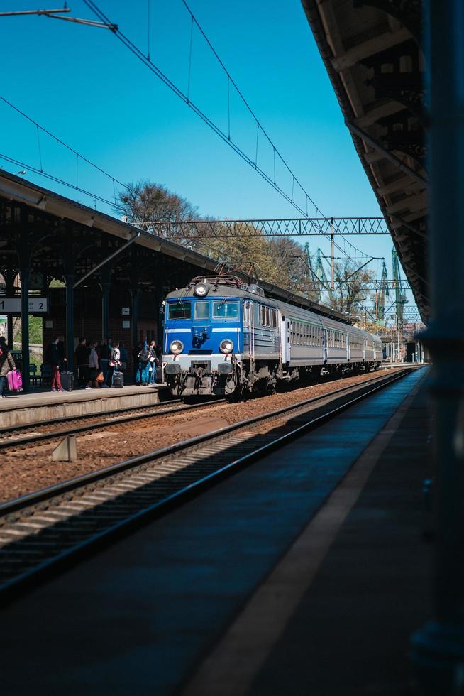 danzica, polonia 2017 - binari della stazione principale con un treno in arrivo foto