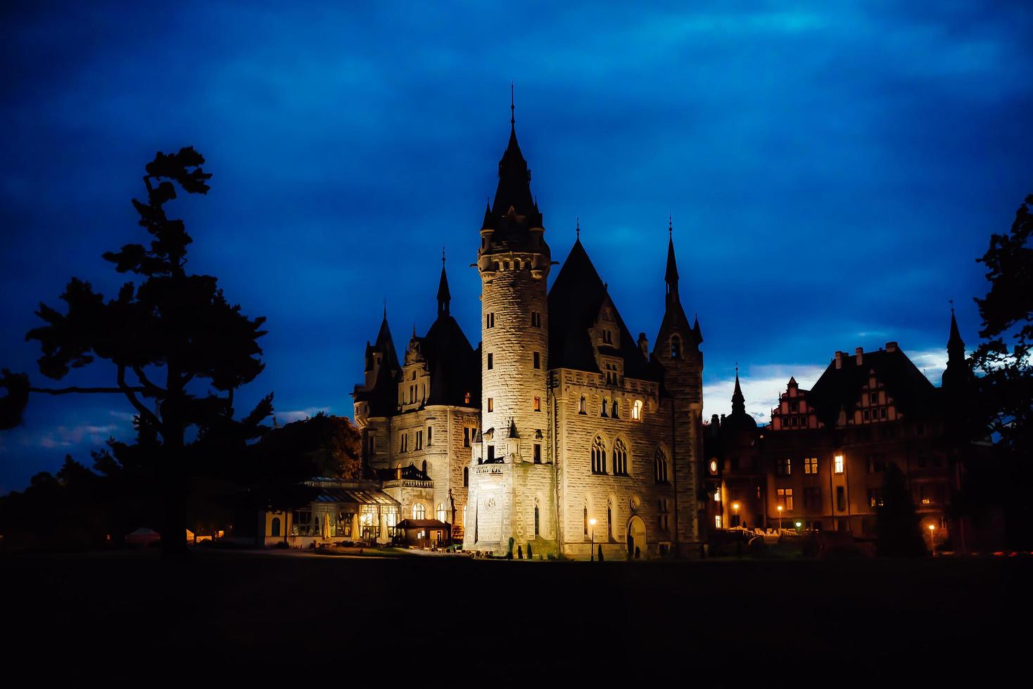 moszna, polonia 2017- vecchio castello polacco nel villaggio di moszna foto