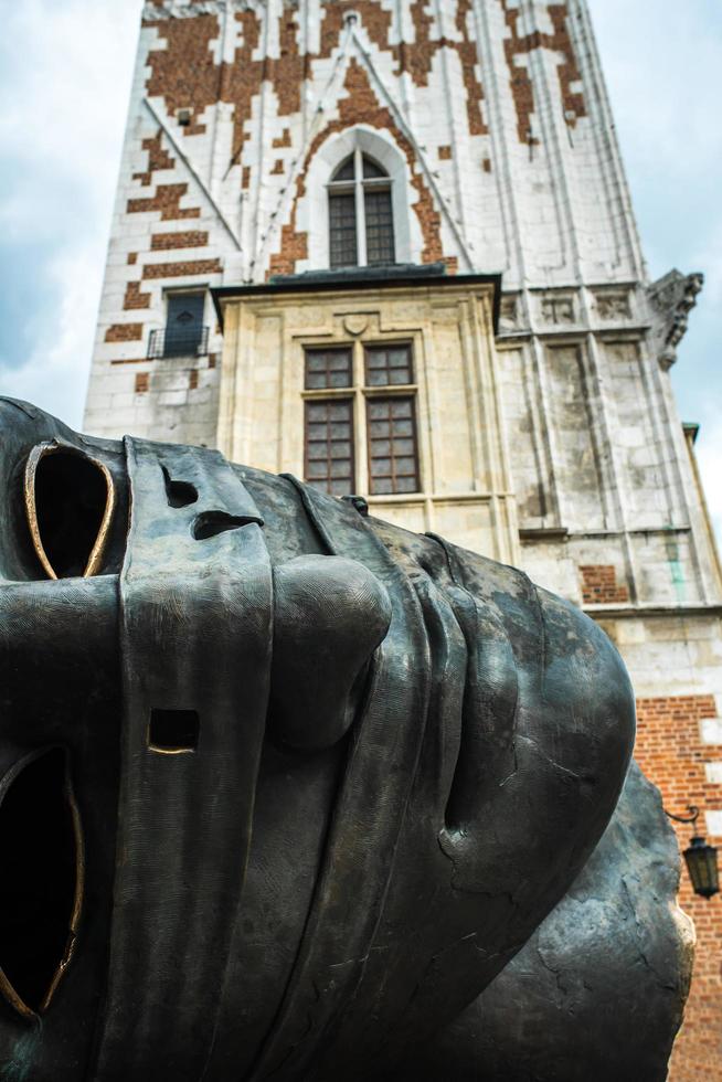 cracovia, polonia 2017- testa di scultura in bronzo monumento nella piazza del mercato di cracovia foto