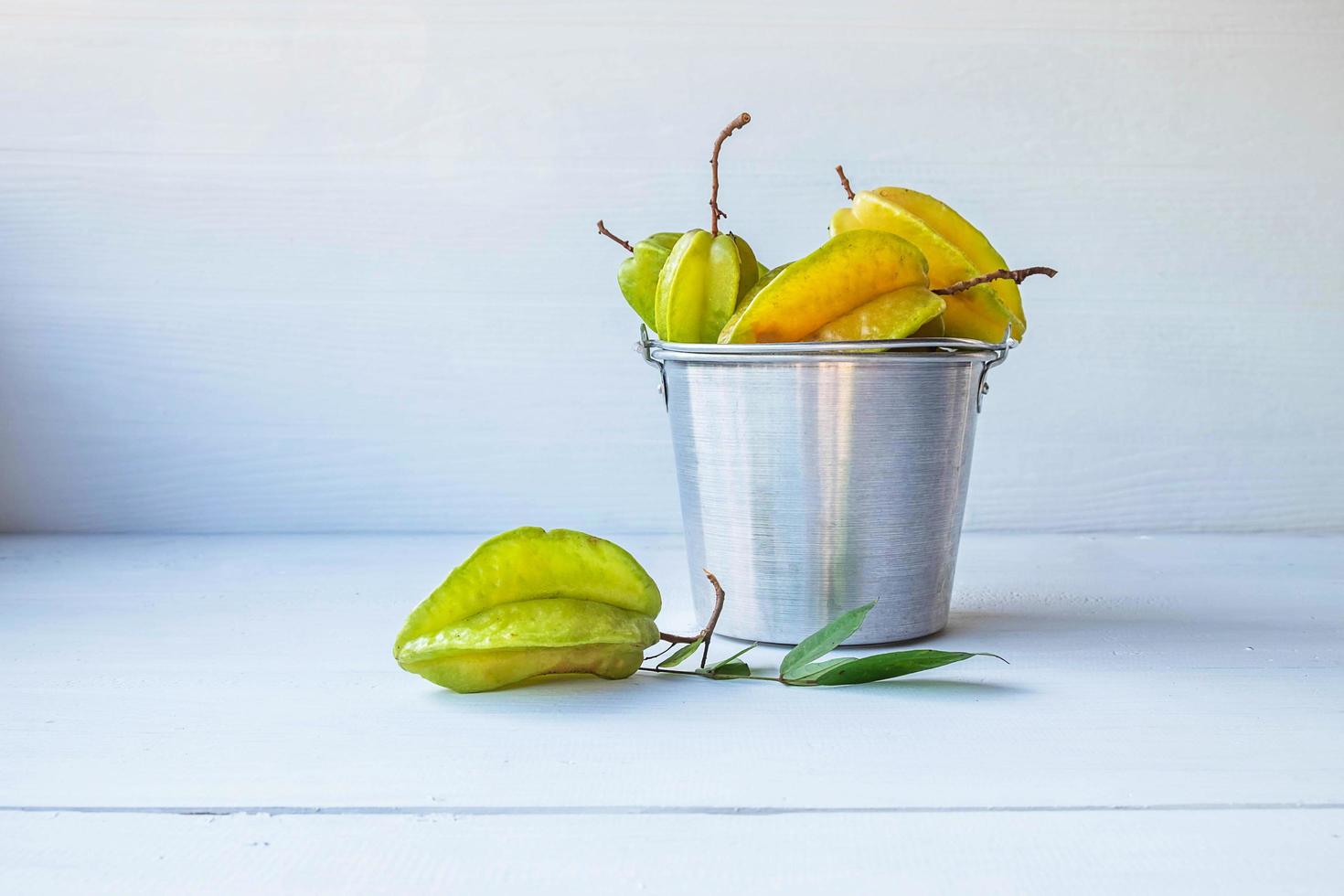 stella di frutta in un secchio foto