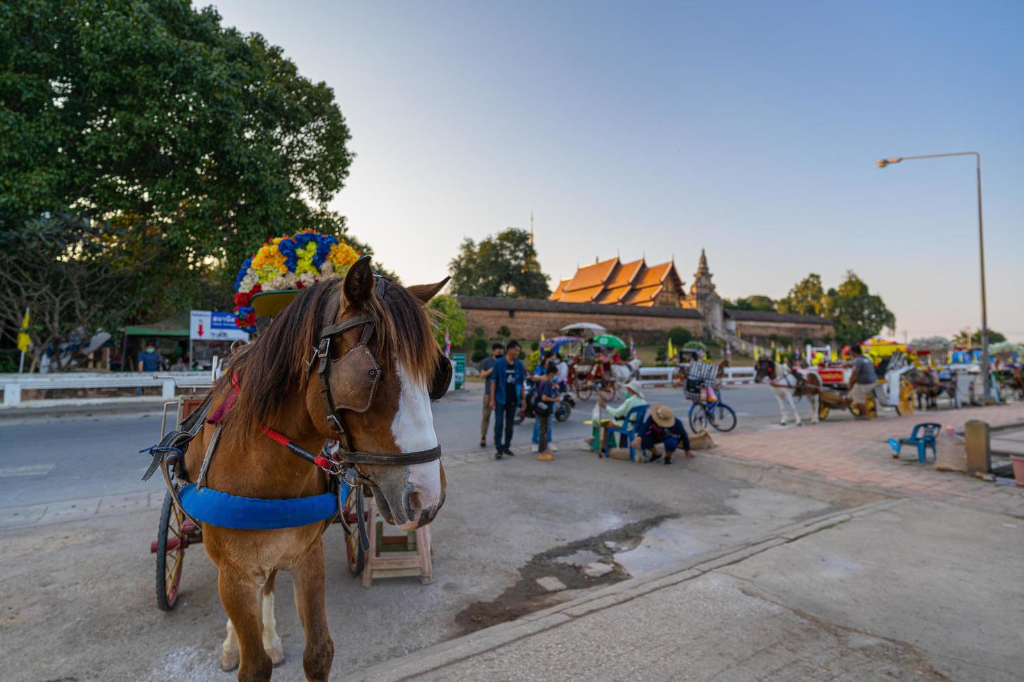 lampang, thailandia 2021 - carrozza parcheggiata di fronte a wat phra quel tempio di lampang luang foto