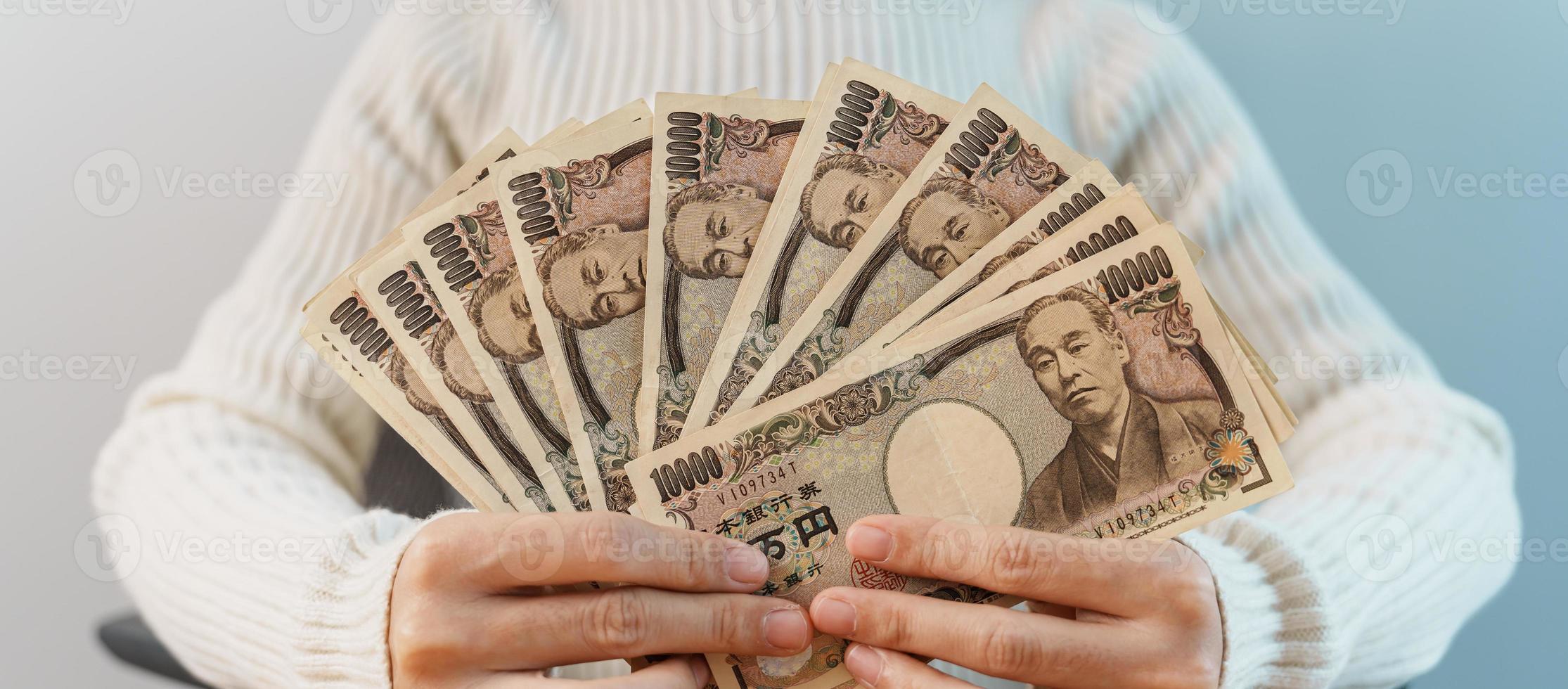 donna mano conteggio giapponese yen banconota al di sopra di tavolo sfondo. mille yen i soldi. Giappone Contanti, imposta, recessione economia, inflazione, investimento, finanza, risparmio, stipendio e pagamento concetti foto