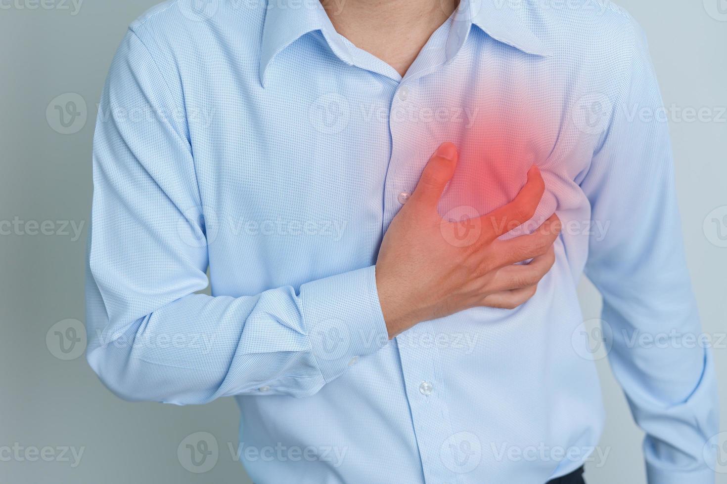 uomo mano Tenere il petto dolore. cuore patologia, angina malattia e sintomo cuore attacco malattia cardiovascolare, aterosclerosi, ipertensivo mondo cuore giorno e Salute concetto foto