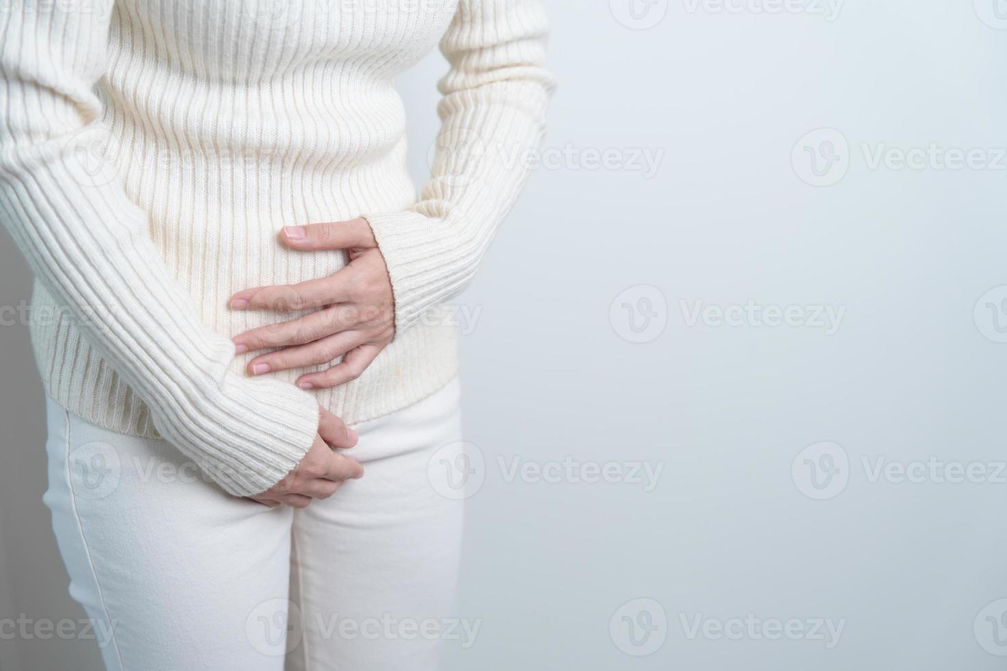 donna avendo stomaco dolore. ovarico e cervicale cancro, cervice disturbo, endometriosi, isterectomia, uterino fibromi, riproduttore sistema, mestruazioni, diarrea e gravidanza concetto foto