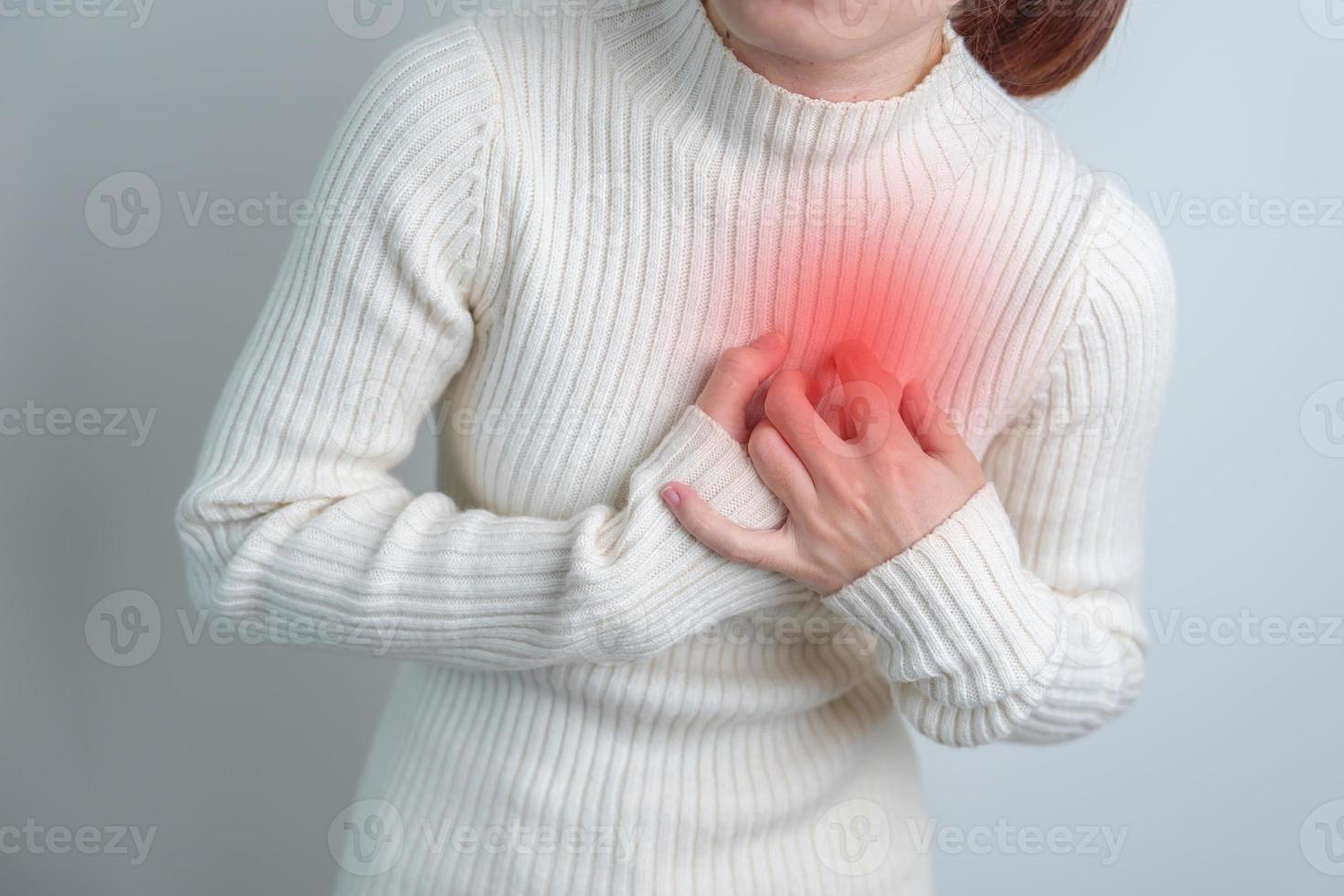 donna mano Tenere il petto dolore. cuore patologia, angina malattia e sintomo cuore attacco malattia cardiovascolare, aterosclerosi, ipertensivo mondo cuore giorno e Salute concetto foto