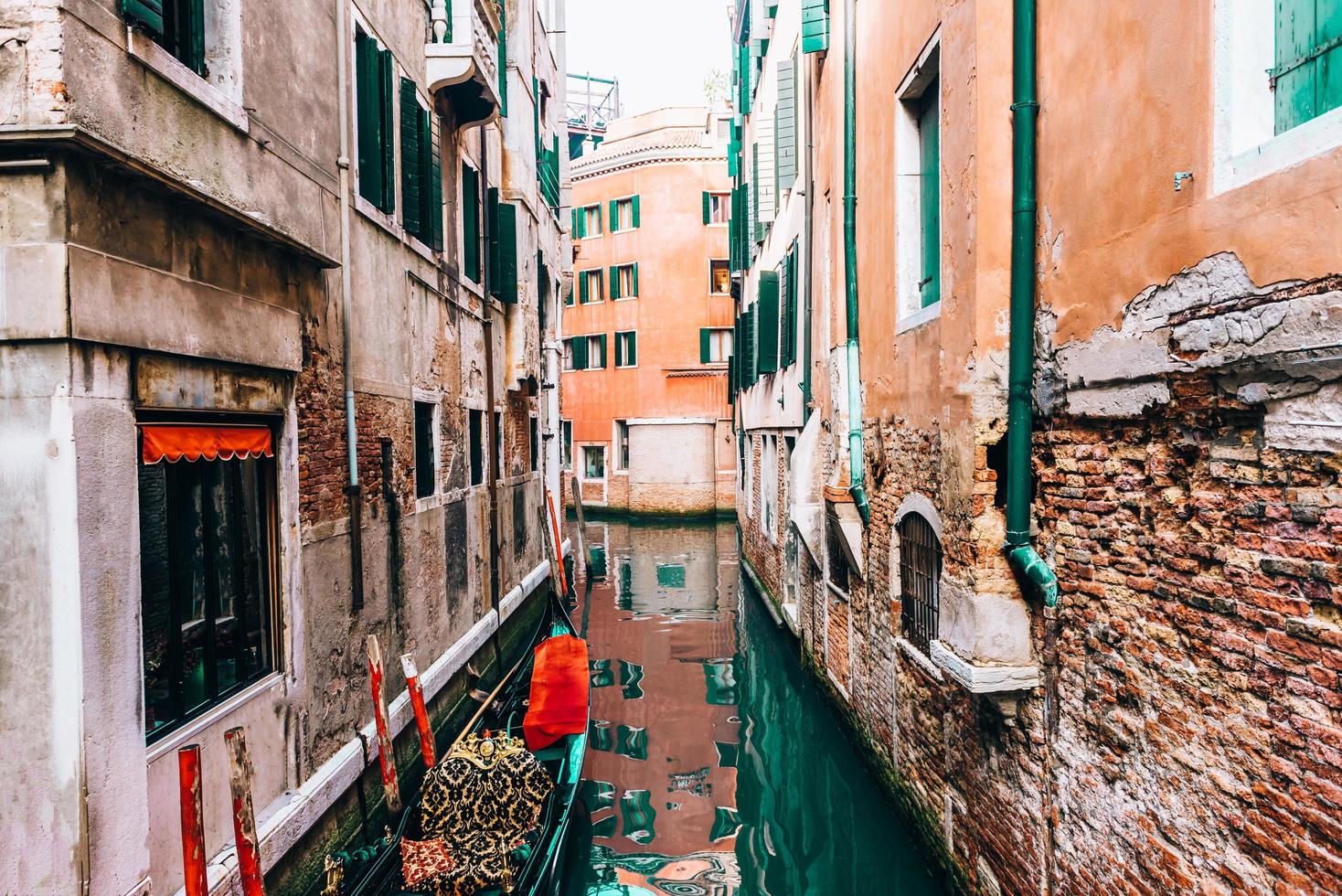 stretti canali di venezia italia foto