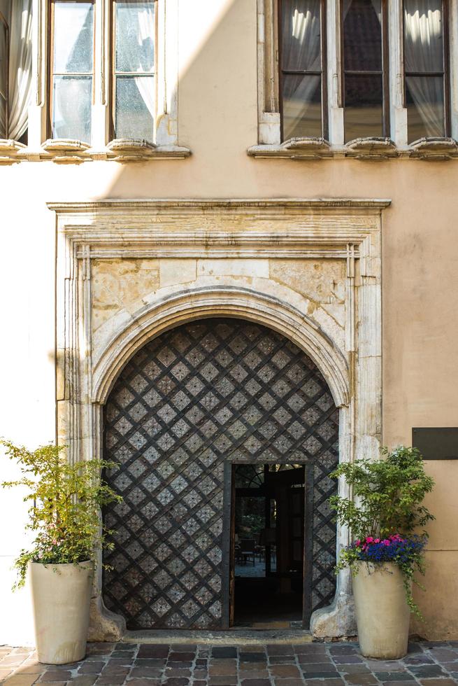 vecchia porta vintage in legno e metallo foto