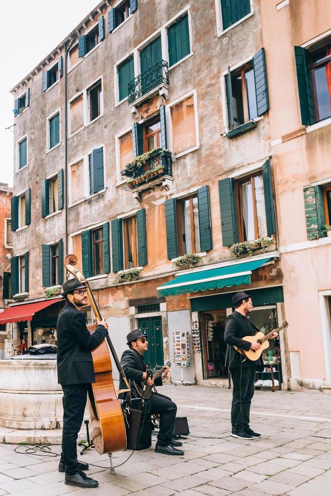 venezia, italia 2017- musicisti di strada sulla piazza di venezia foto