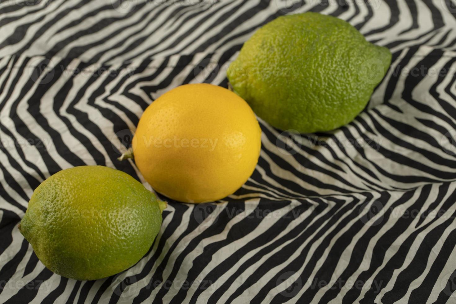 limoni gialli e verdi su una tovaglia foto