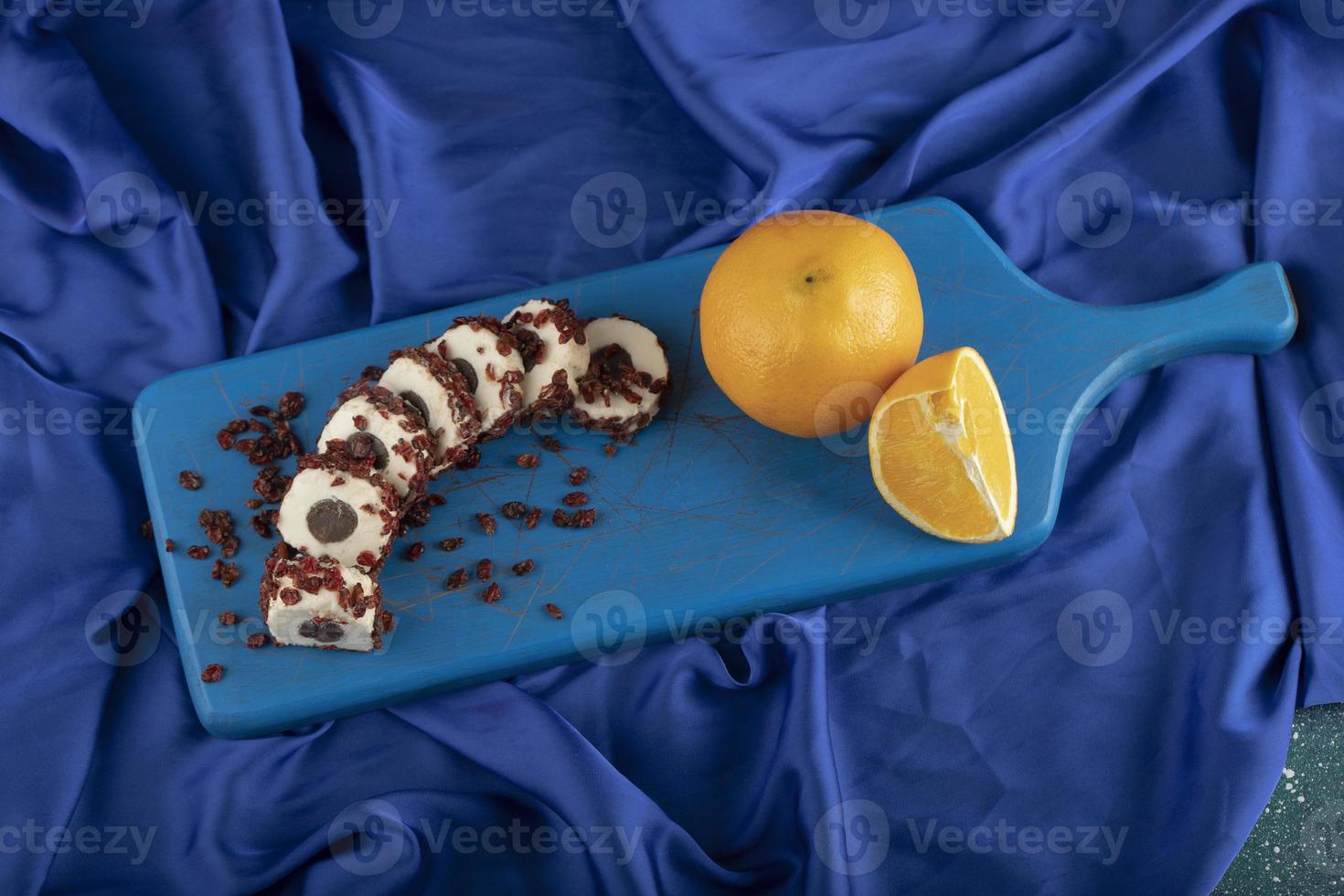 dolce dolce a fette con frutta secca su una tavola di legno blu foto