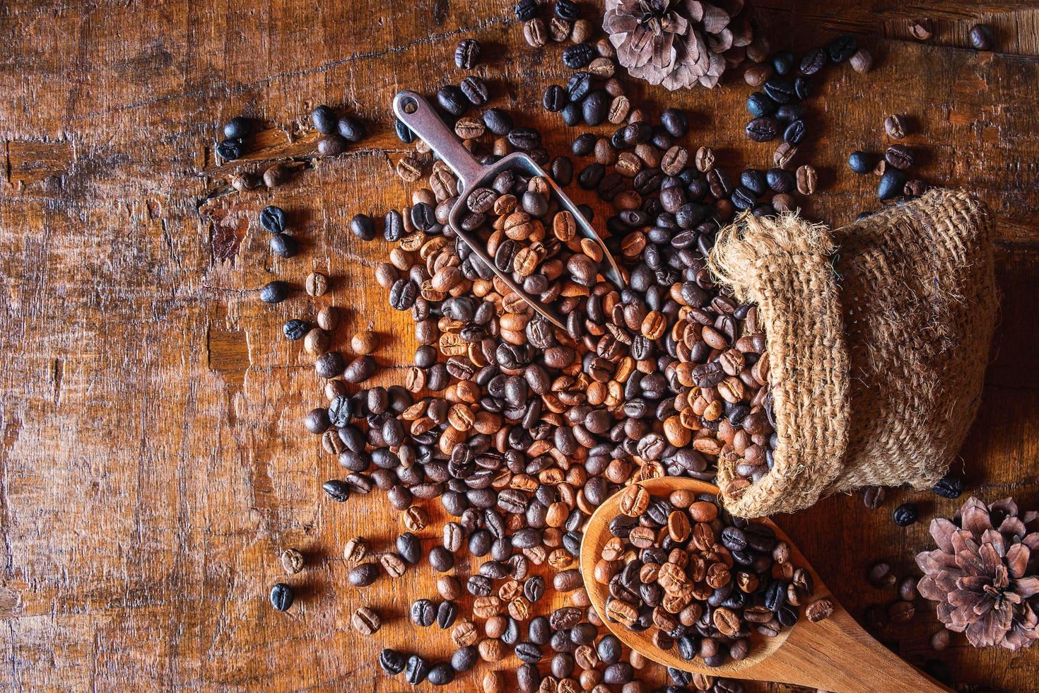 chicchi di caffè tostati che fuoriescono da un sacchetto foto