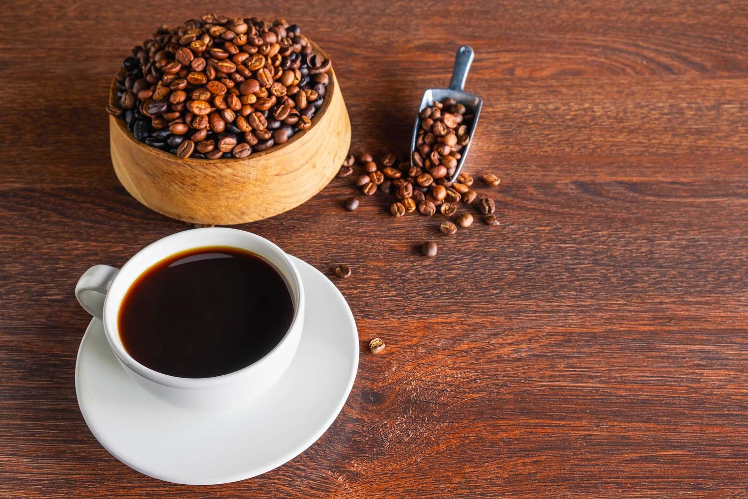 tazza di caffè fresca su uno sfondo di legno foto