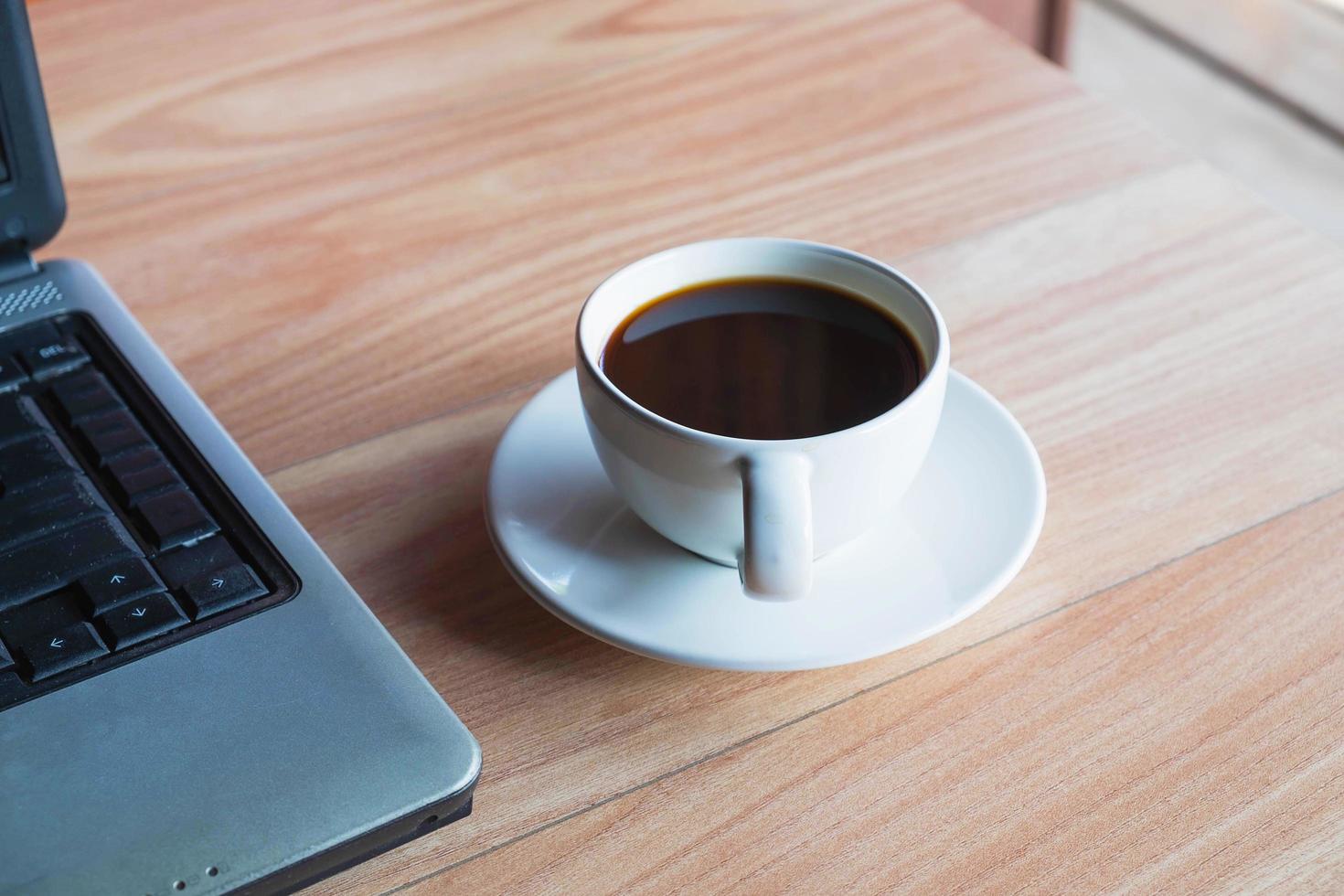 tazza di caffè sulla scrivania foto