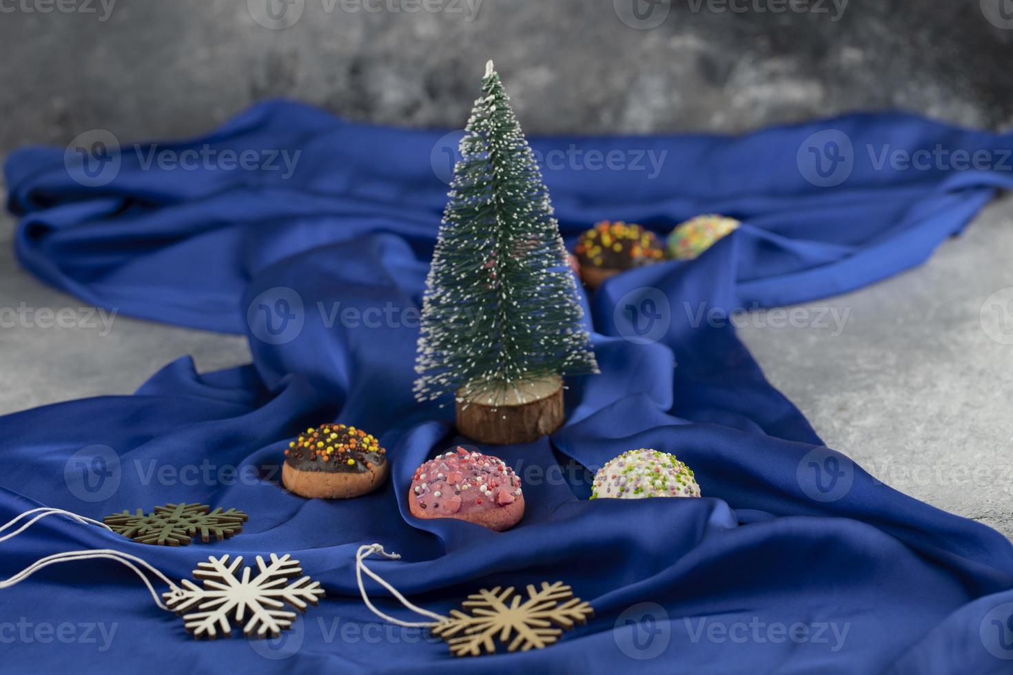 un giocattolo per albero di Natale con ciambelle colorate foto