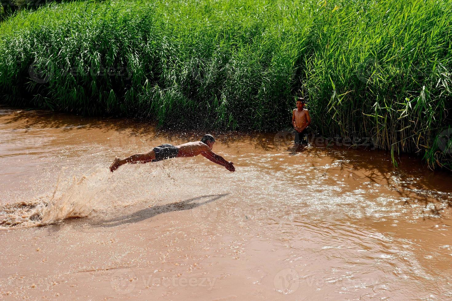bambini nel Kashgar, xinjiang giocare felicemente nel il acqua foto