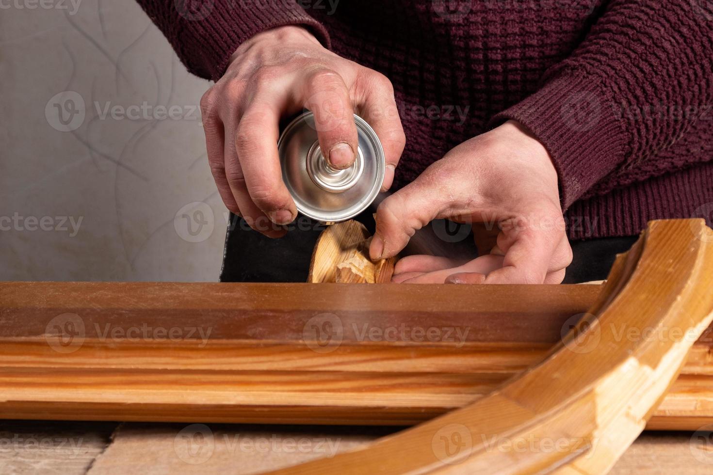 spruzzare vernice su una porta di legno foto