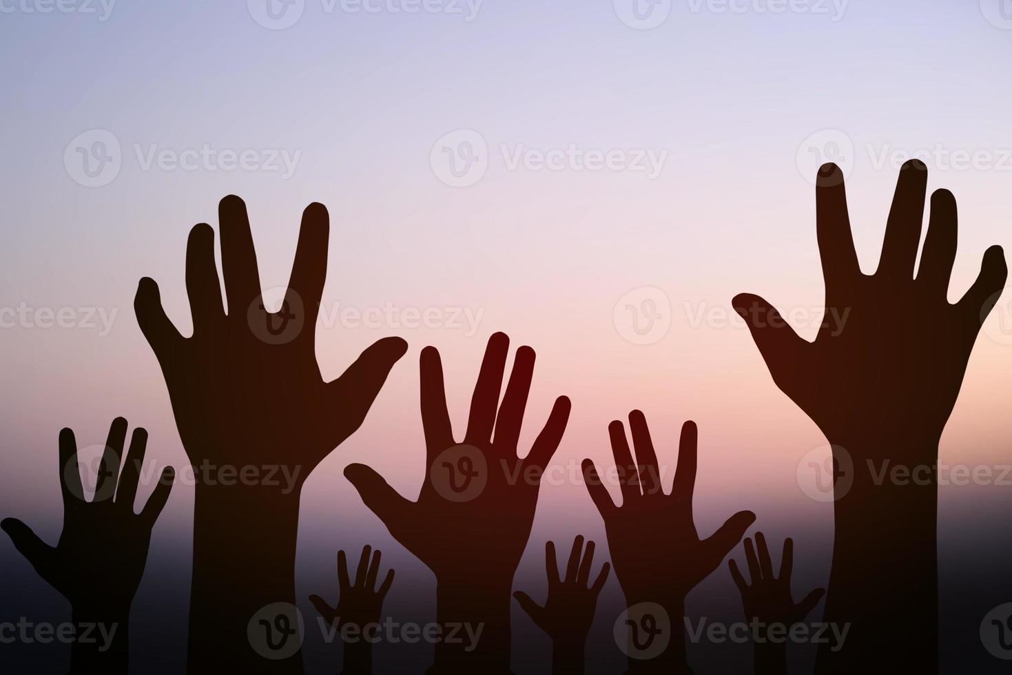 silhouette di il del detenuto mano aumentare su per Aiuto per volere la libertà foto