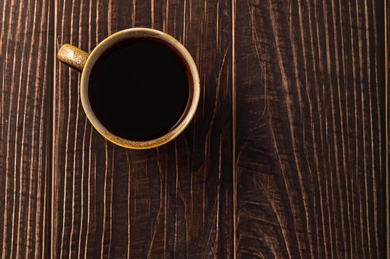 una tazza di caffè su un tavolo di legno foto