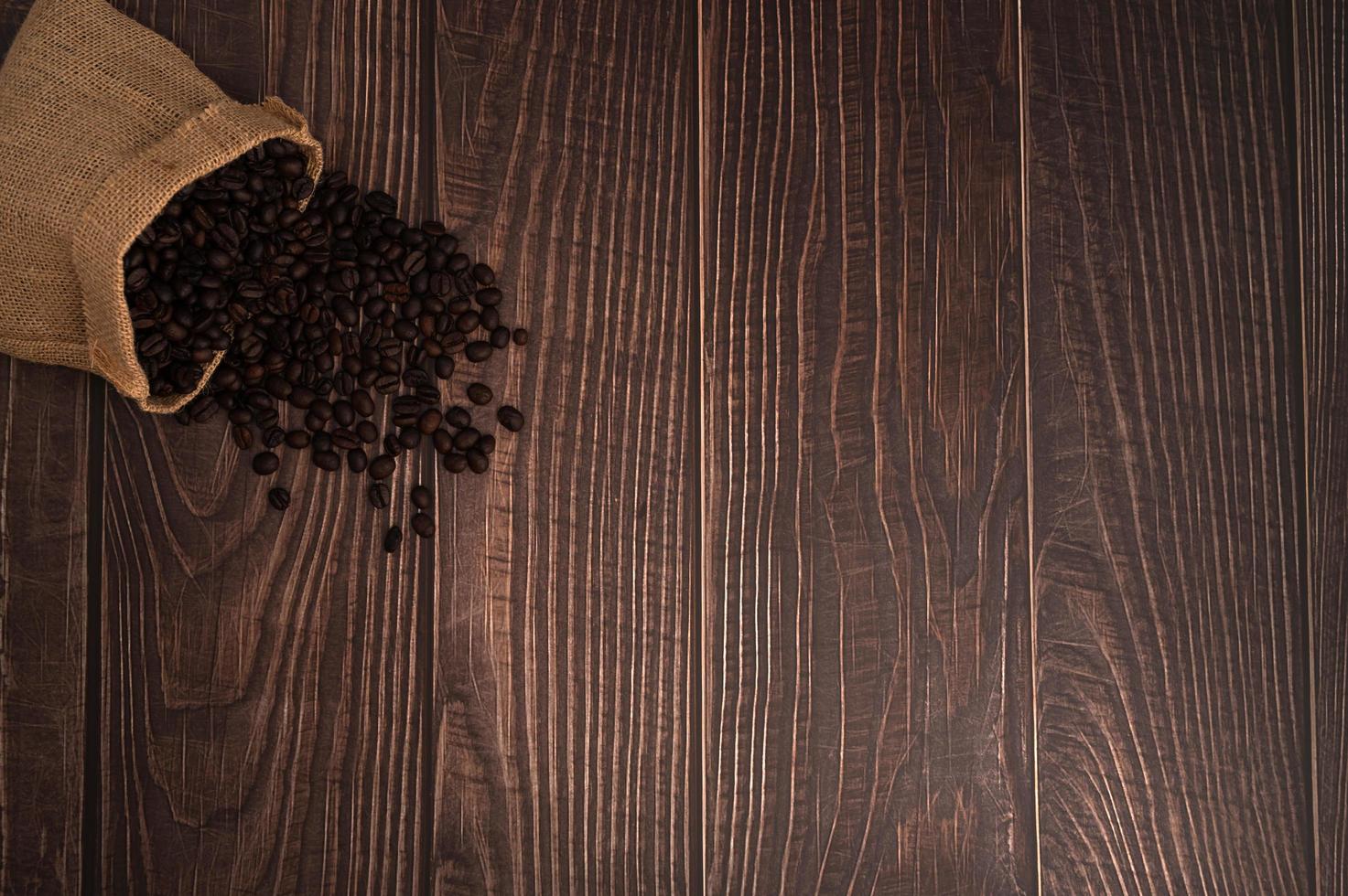 chicchi di caffè su un tavolo di legno, amano bere il concetto di caffè foto