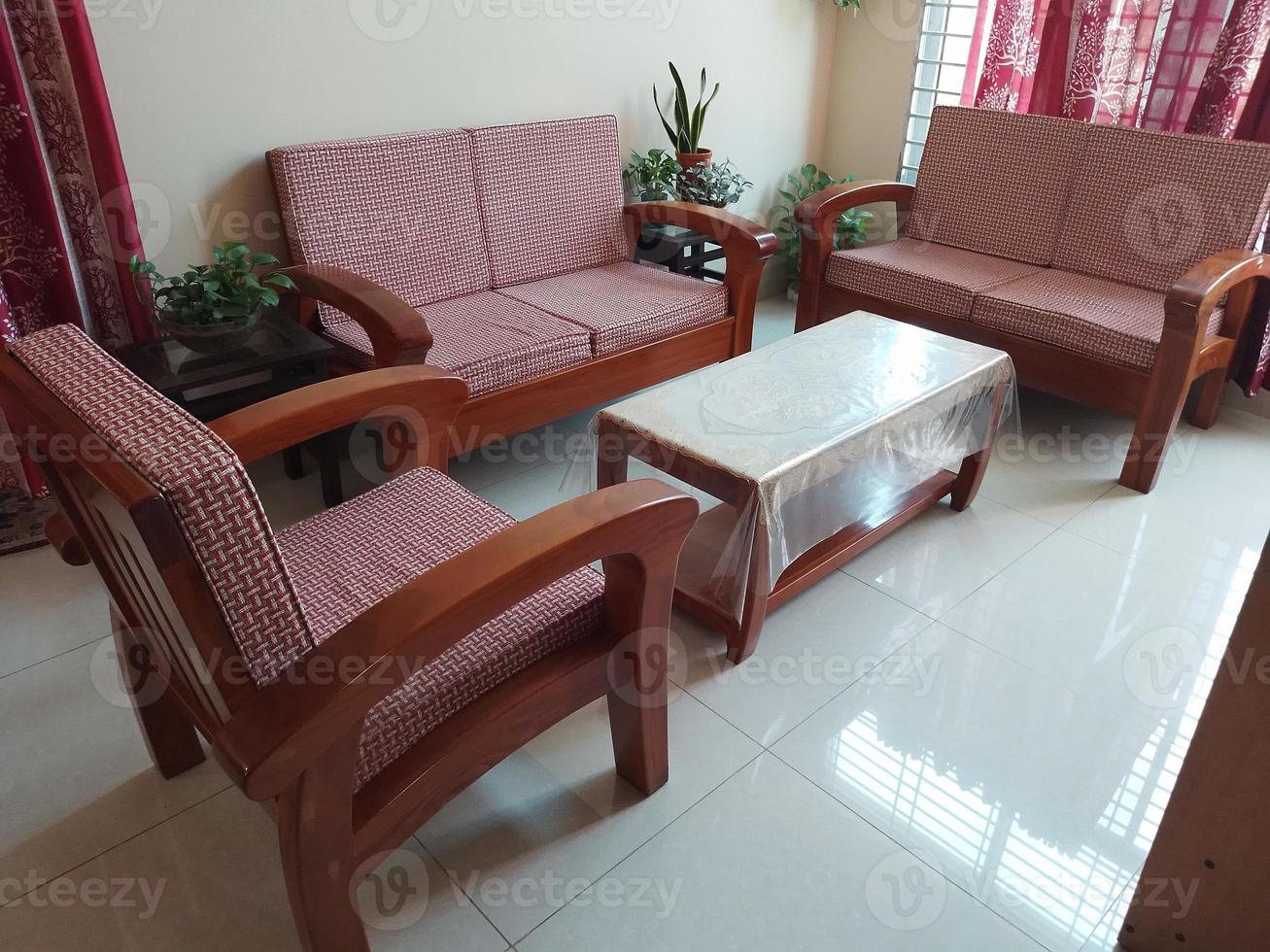 di legno divano impostato con tavolo a casa foto