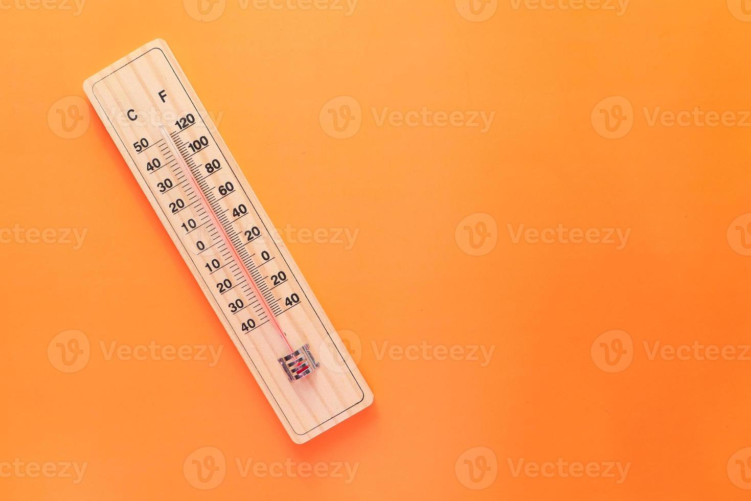 Close up di strumenti di misurazione della temperatura sfondo arancione foto