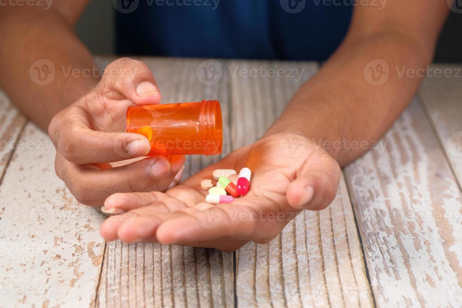 stretta di mano dell'uomo che cattura la medicina foto