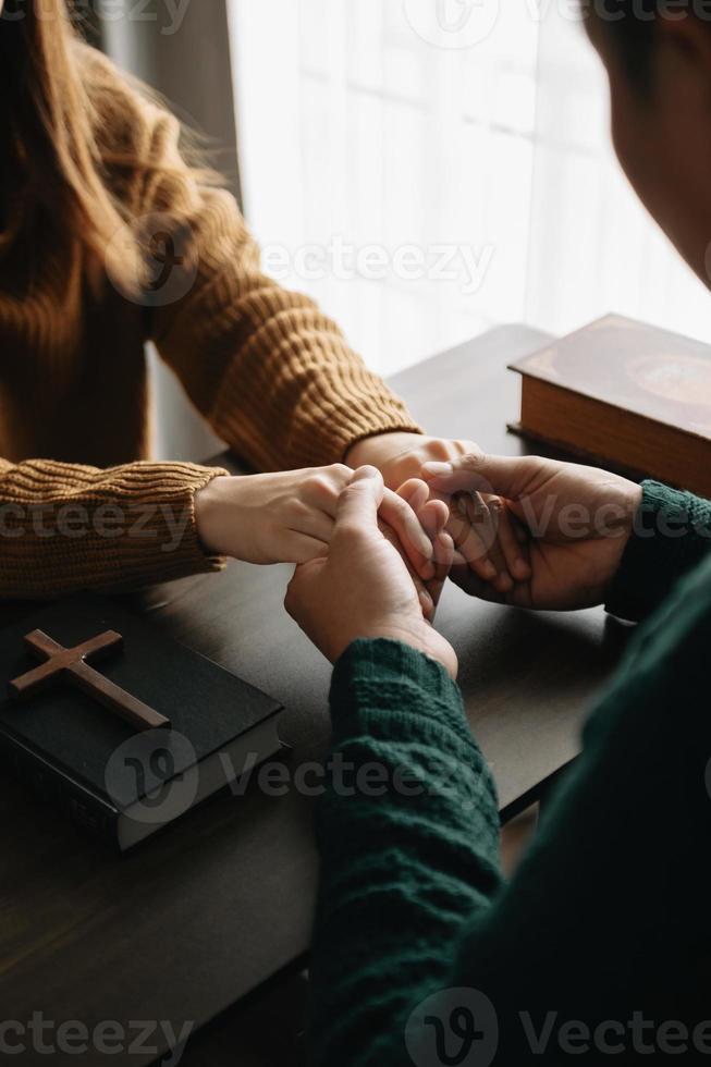 cristiani siamo congreganti aderire mani per pregare e cercare il benedizioni di Dio. foto