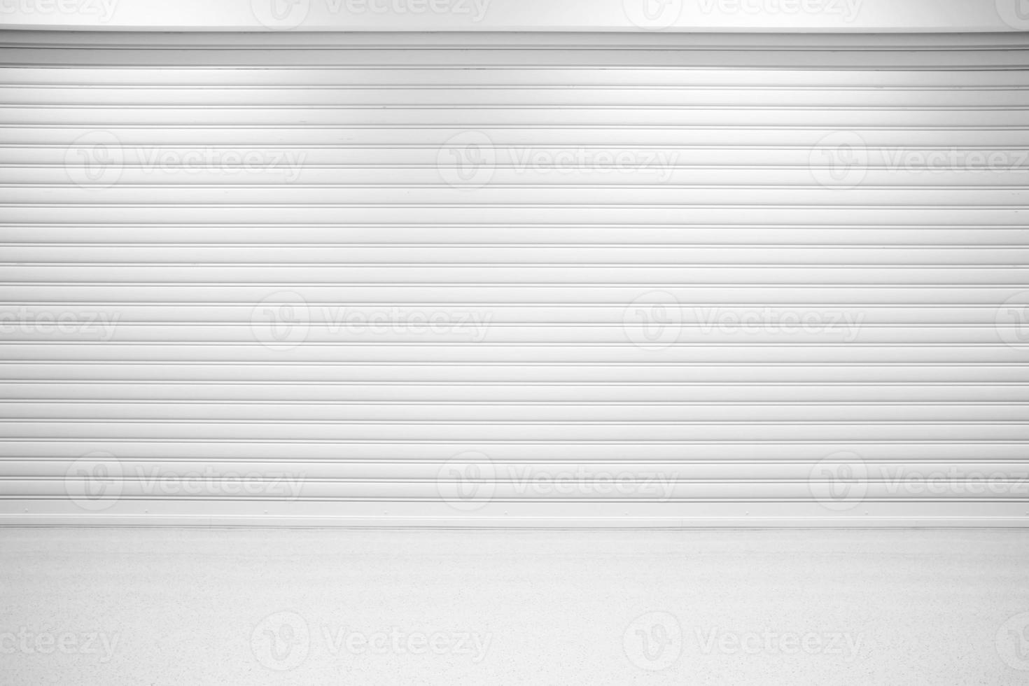 astratto lusso bianca camera con metallo pieghevole porta sfondo e individuare leggero a partire dal il superiore, adatto per Prodotto presentazione e sfondo. foto