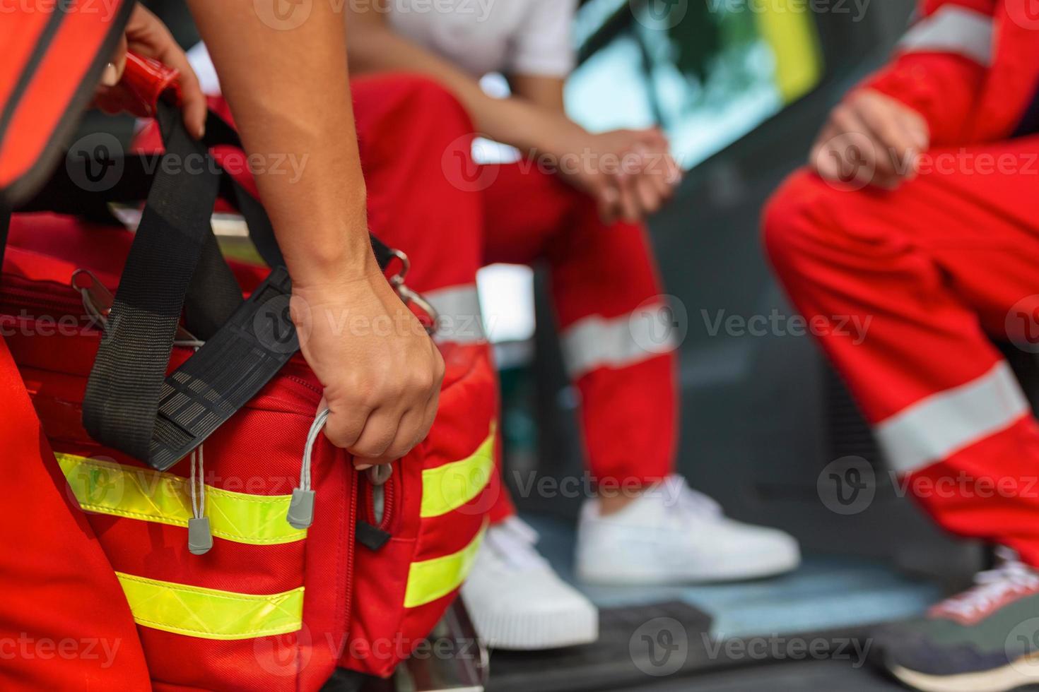 paramedico a il posteriore di il ambulanza ottenere pronto per rispondere per emergenza chiamata foto