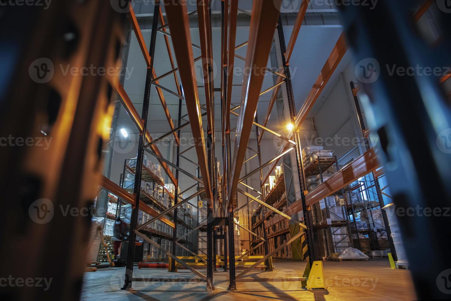 magazzino premesse di un' fabbrica o laboratorio con metallo scaffali. foto