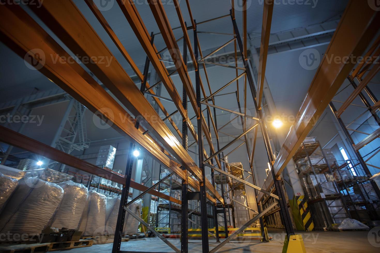 magazzino premesse di un' fabbrica o laboratorio con metallo scaffali. foto