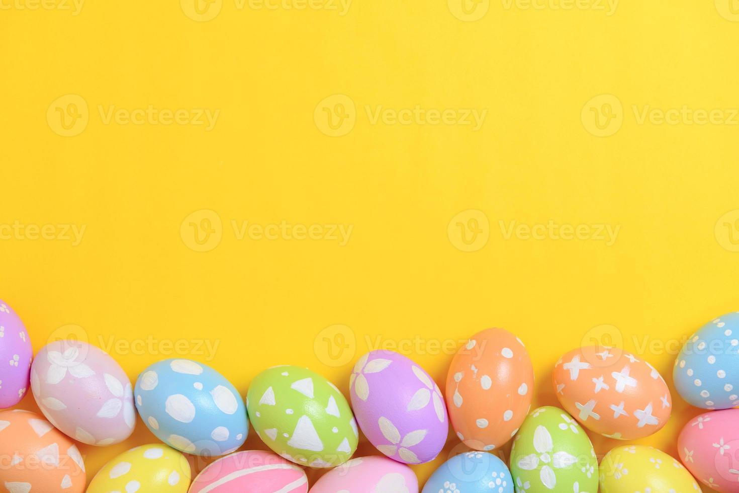 contento Pasqua vacanza celebrazione concetto. gruppo di dipinto colorato uova decorazione su un' giallo sfondo. di stagione religione tradizione design. superiore Visualizza, piatto posizione, copia spazio. foto