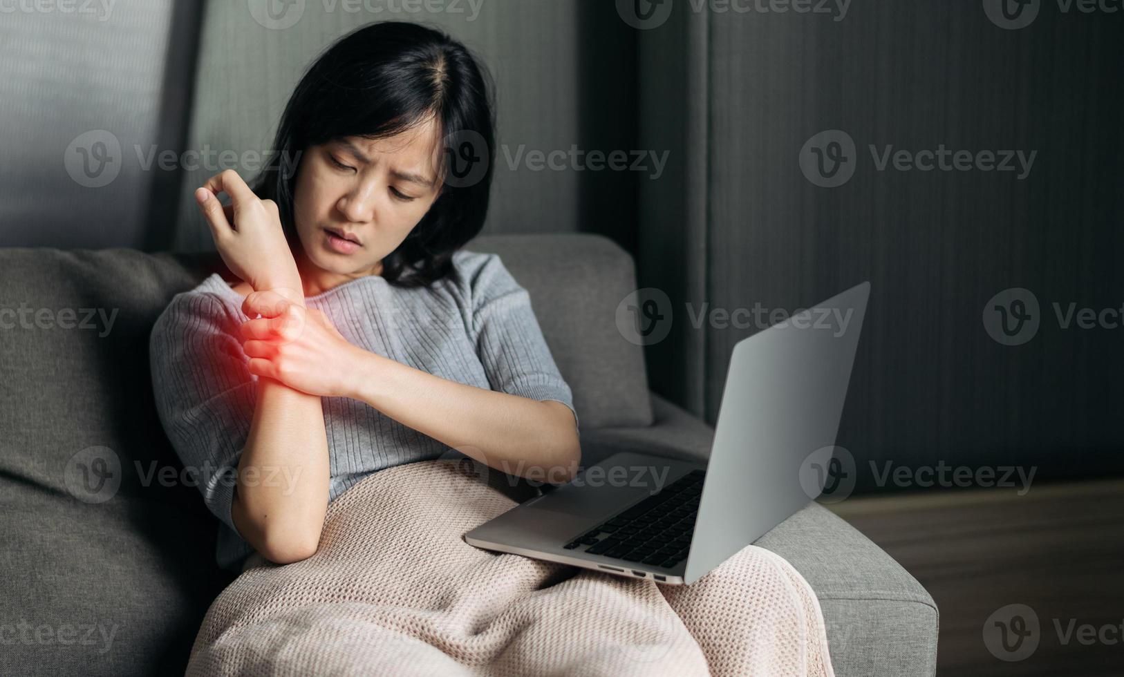 asiatico donna ha braccio dolore. femmina Tenere doloroso braccio con un altro mano. persone con corpo-muscoli problema, assistenza sanitaria e medicinale. foto