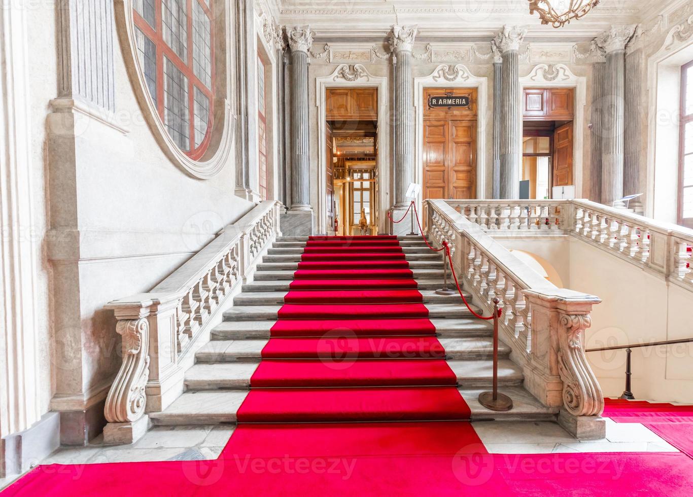 Torino, Italia - rosso tappeto nel reale palazzo - lusso elegante marmo scala. foto