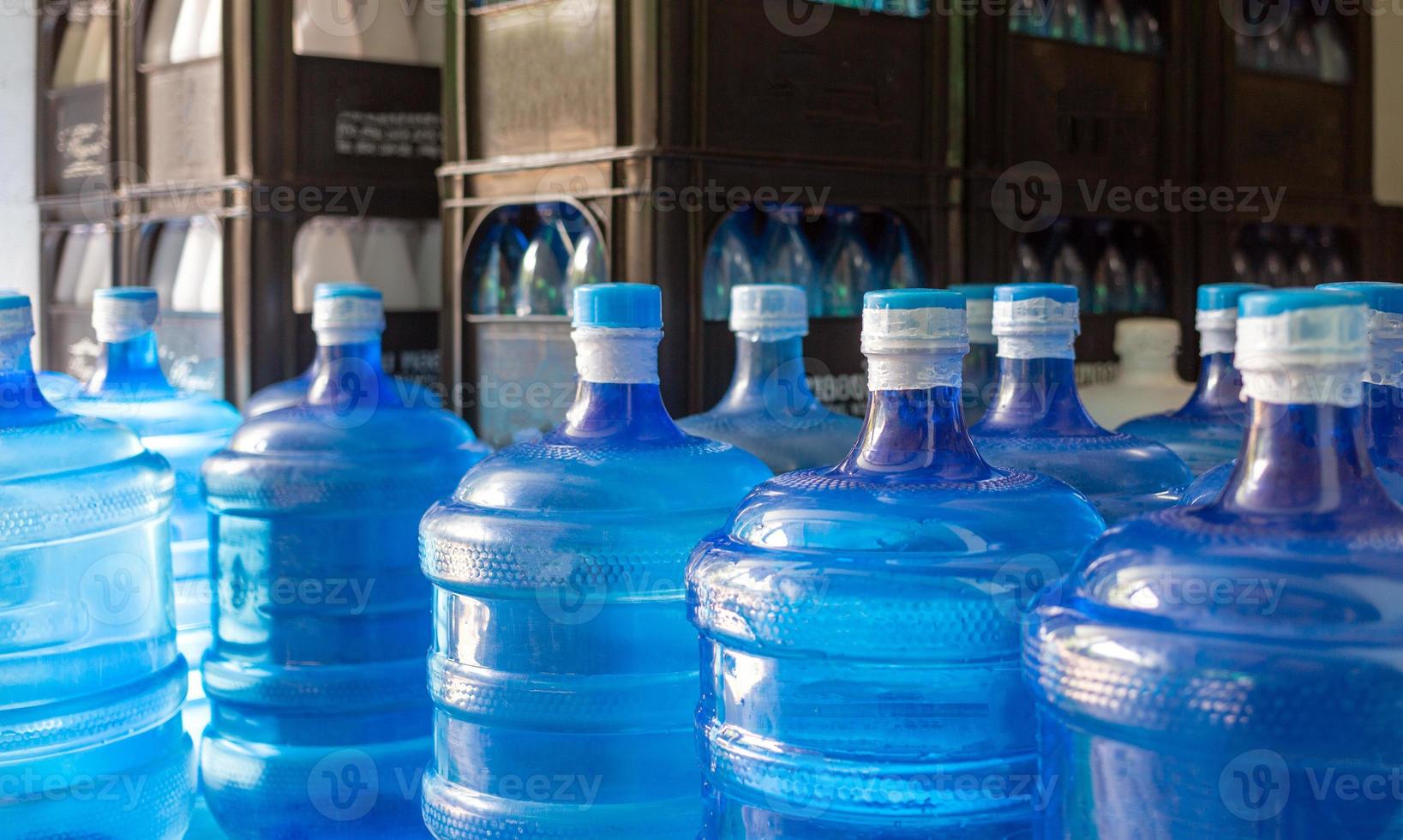 il blu acqua gallone contenente potabile acqua ha stato sigillato con un' plastica foca nel il potabile acqua pianta per aspettare per consegna foto