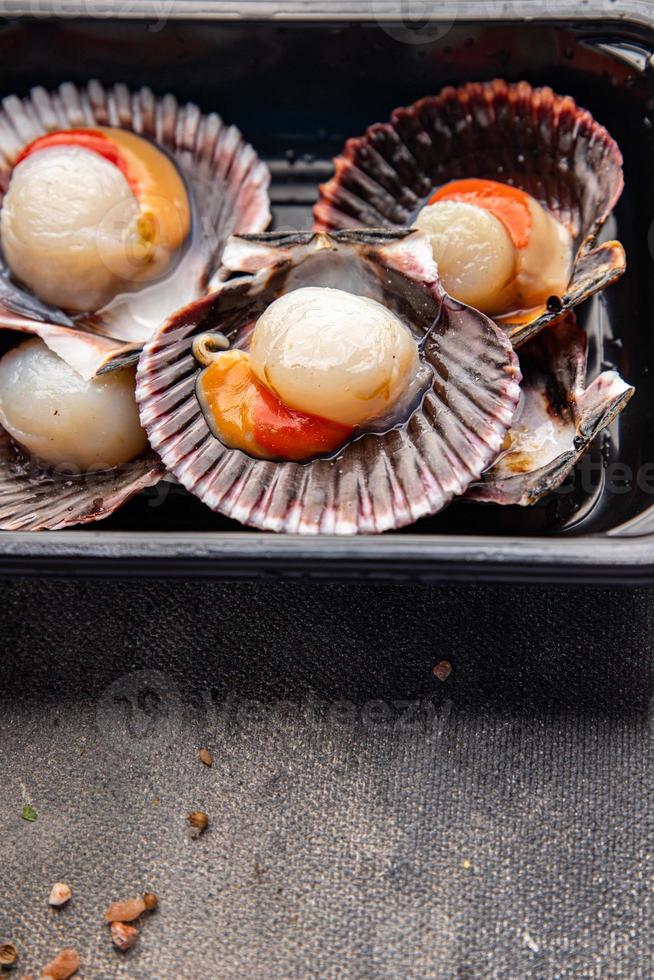 fresco pettine conchiglia frutti di mare pasto merenda su il tavolo copia spazio cibo sfondo rustico superiore Visualizza foto