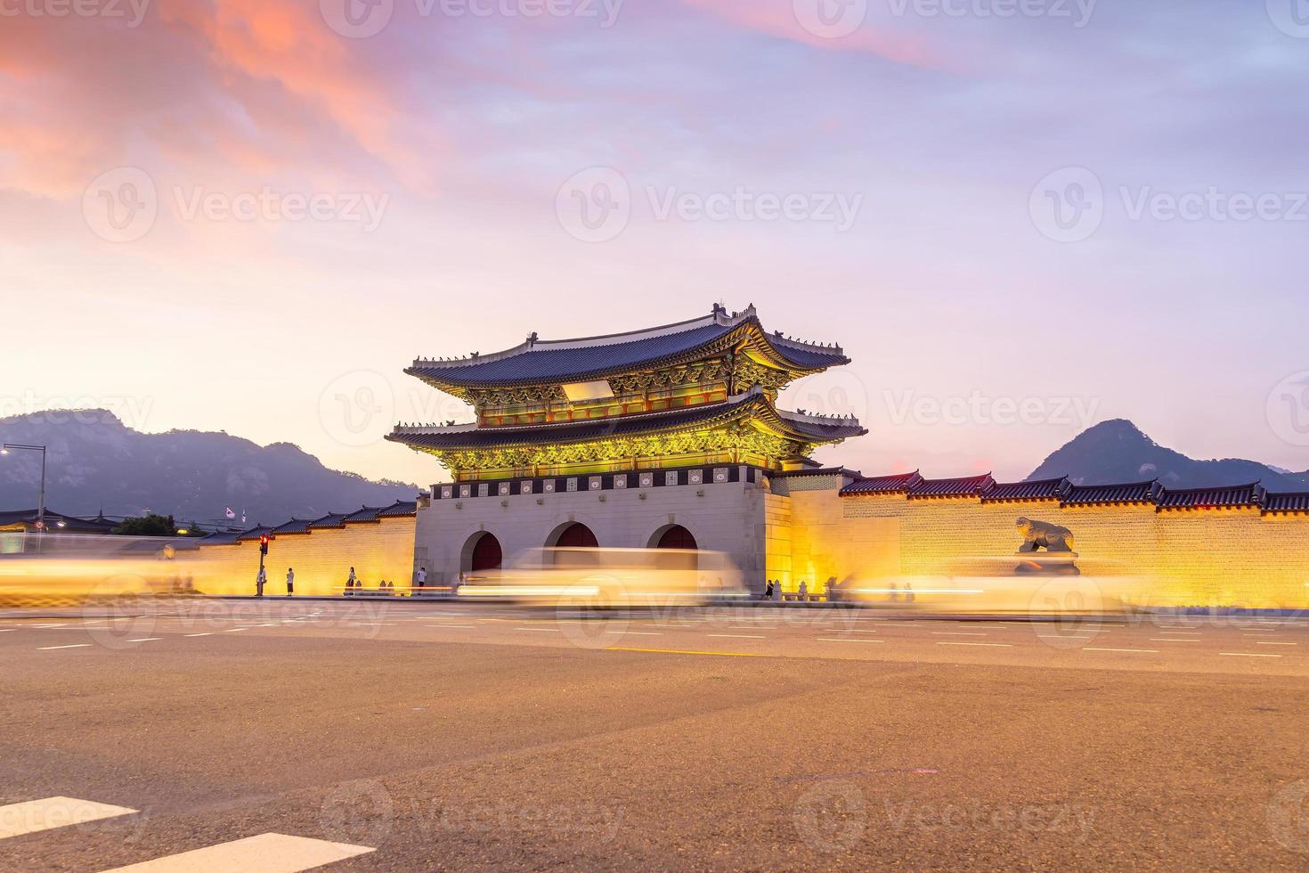 Gyeongbokgung palazzo nel centro Seoul a tramonto foto