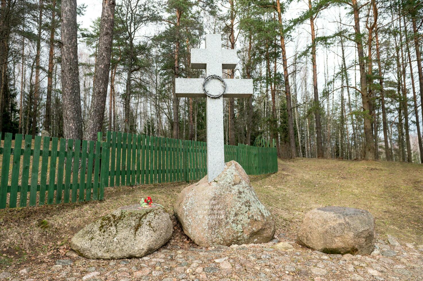 bielorussia, Minsk, marzo 2023. il memoriale complesso di il villaggio di khatyn. attraversare su grande pietre foto