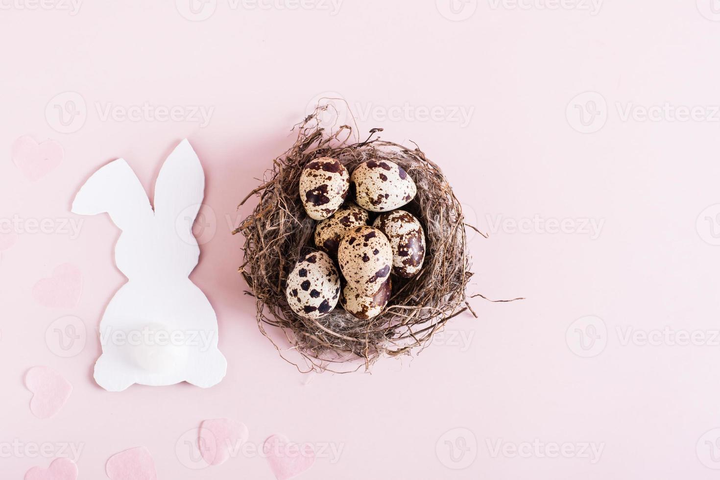 contento Pasqua nido con Quaglia uova e bianca cartone coniglio su rosa sfondo superiore Visualizza foto