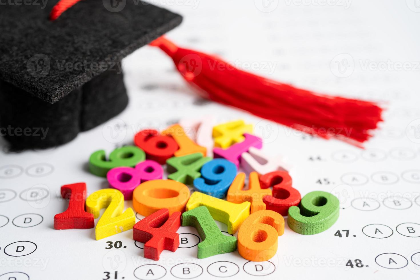 laurea cappello e matita sul foglio delle risposte sfondo, studio di istruzione test di apprendimento insegnano il concetto. foto