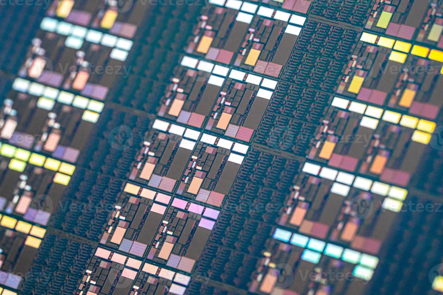 wafer di silicio per la fabbricazione di semiconduttori di circuiti integrati. foto