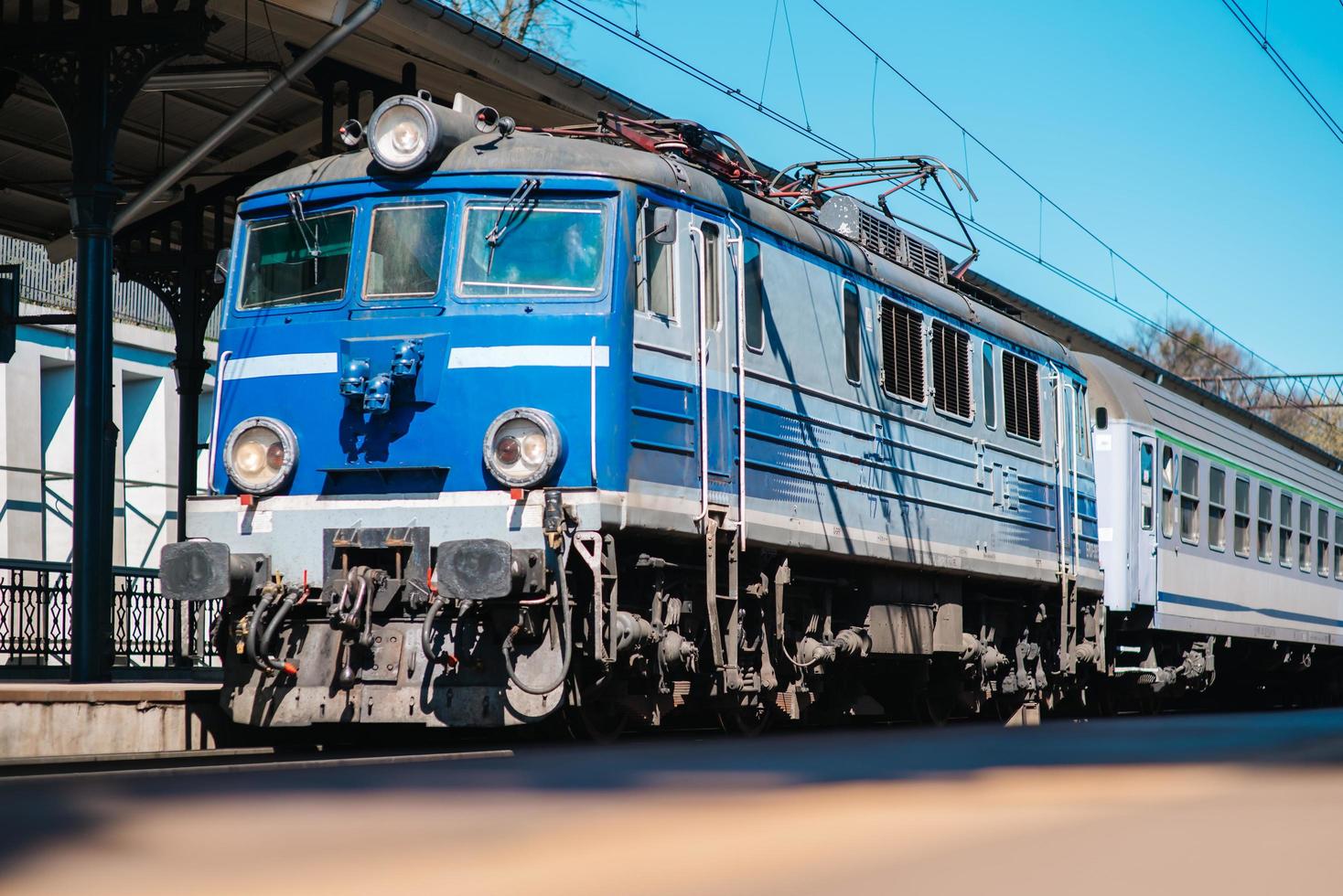 danzica, polonia 2017 - binario ferroviario della stazione principale con un treno in arrivo foto