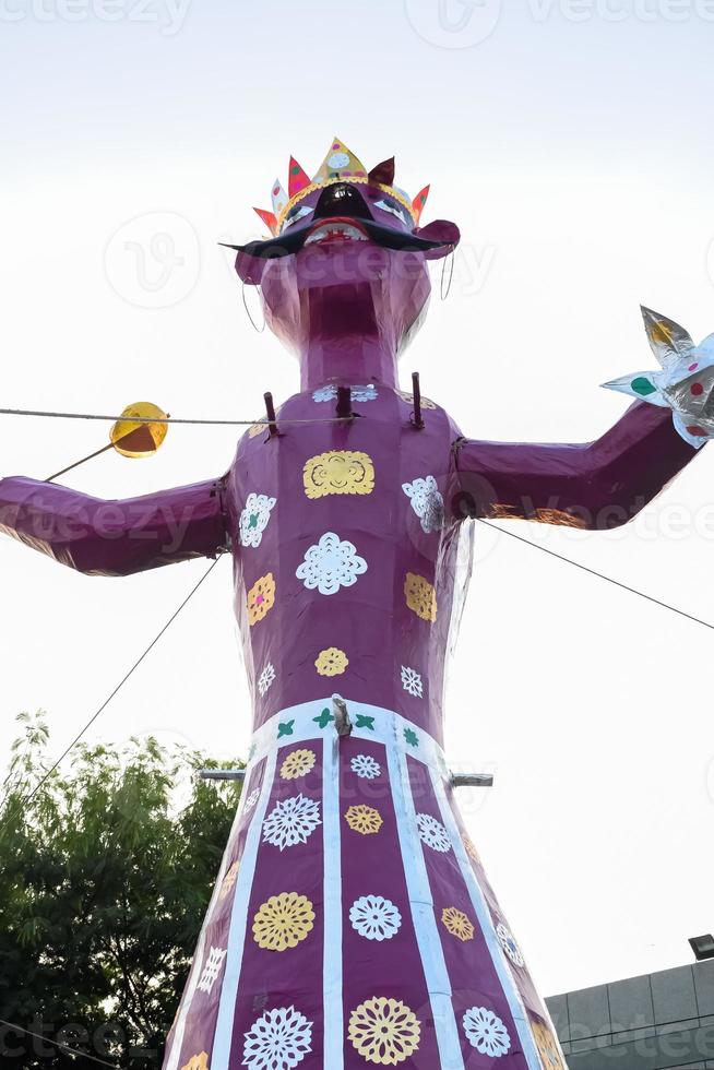 ravnans essere acceso durante dussera Festival a ramleela terra nel delhi, India, grande statua di ravana per ottenere fuoco durante il giusto di dussera per celebrare il vittoria di verità di signore rama foto