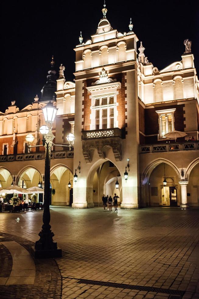 Cracovia, Polonia 2017- vecchia area commerciale di Cracovia alle luci dei lampioni foto