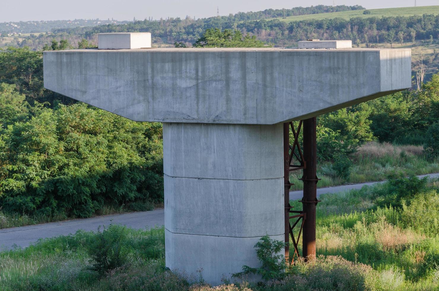 ponte in costruzione con pilastri foto