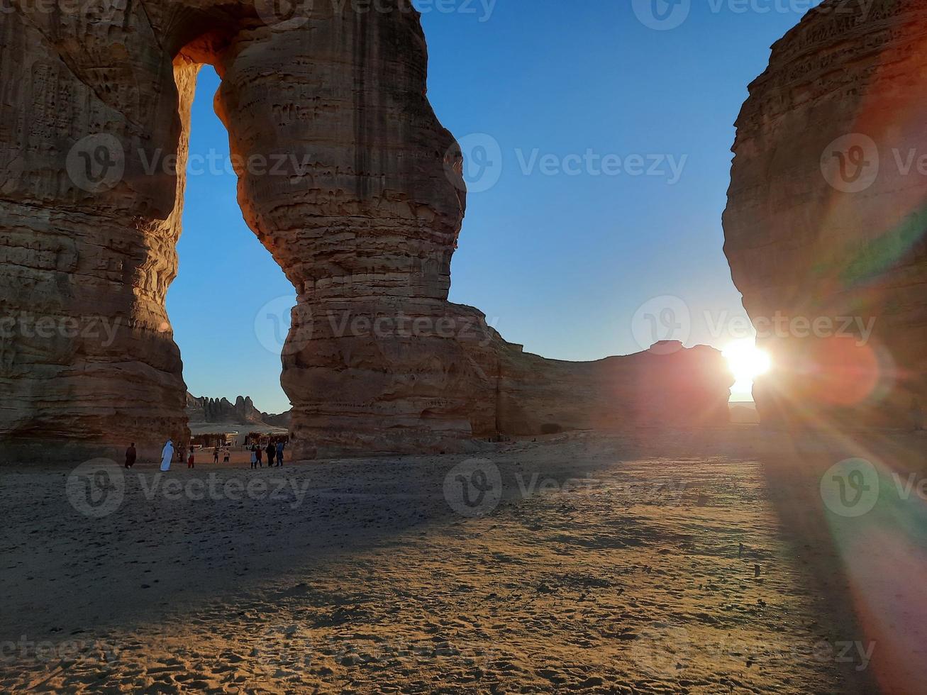 bellissimo sera Visualizza di elefante roccia nel al-ula, Arabia arabia. turisti gregge nel grande numeri per vedere elefante roccia. foto